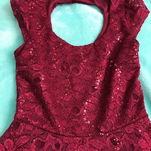 Burgundy floral lace dress with sequins - Picture 2 of 4